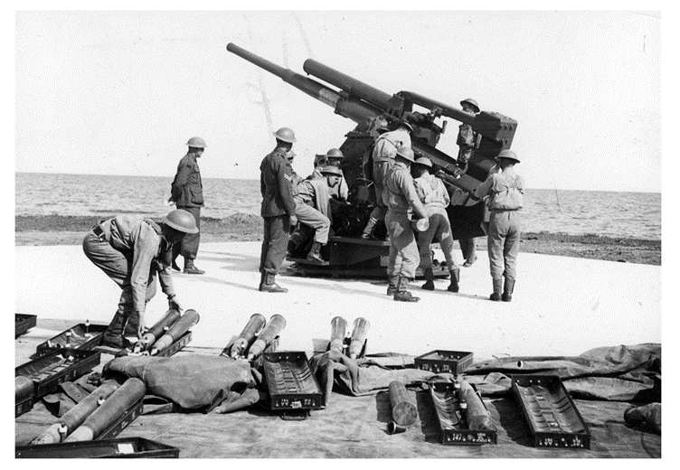 Crew with QF 3.7-inch anti-aircraft gun. The 3.7 inch AA gun is on a static mounting. (State Library of Victoria H99.201/3197) 