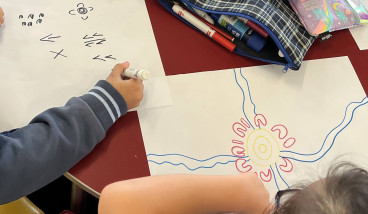 Children drawing aboriginal symbols